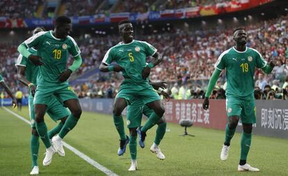 Los jugadores de Senegal celebran el segundo gol.