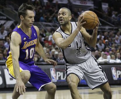 Tony Parker penetra ante Nash.