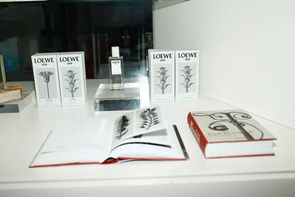 Los envoltorios de Loewe 001 junto a dos ejemplares del libro que hila la exposición de la firma en el Thyssen.