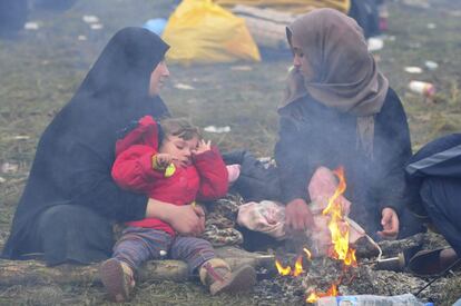 Aunque no puede predecirse el número de personas que cruzarán la frontera este invierno, los equipos de MSF se están preparando para atender a un gran número de pacientes. La organización está incorporando más personal médico, e igualmente está aumentando las reservas de tiendas de campaña, kits de higiene, mantas, impermeables y ropa de invierno.. En la imagen, una niña se frota los ojos ante una hoguera que han hecho sus familiares para combatir el frío en la frontera con Croacia en Rigonce (Eslovenia) el pasado 23 de octubre de 2015.