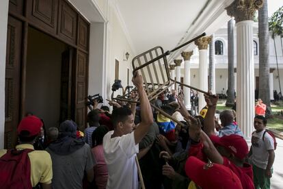 Simpatizantes del Gobierno irrumpen en la Asamblea Nacional.