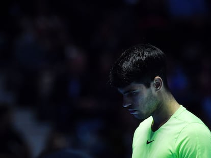 Carlos Alcaraz, cabizbajo durante el partido contra Zverev en el Pala Alpitour de Turín.