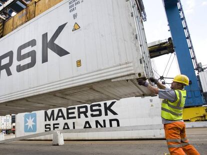 Un empleado gu&iacute;a uno de los contenedores de Maersk.