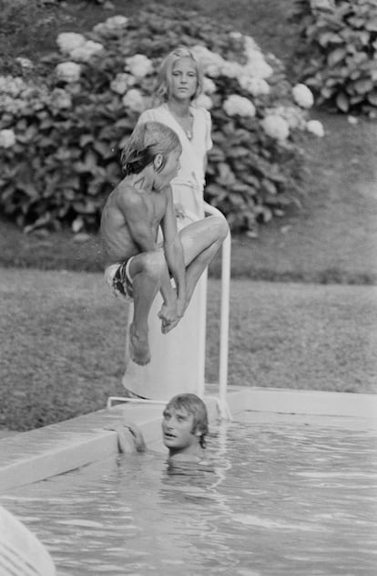 Sylvie Vartan, Johnny Hallyday y su hijo David en Biarritz durante el verano de 1975. 