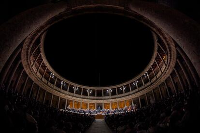 El aspecto que presentaba la noche del domingo el Palacio de Carlos V, escenario de los conciertos orquestales del Festival de Granada.