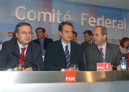El secretario general del PSOE, José Luis Rodríguez Zapatero (centro), junto con el secretario de Organización, José Blanco (izquierda), y el presidente del partido, Manuel Chaves, al inicio del Comité Federal del partido.