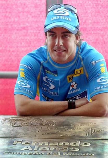 Fernando Alonso, ante su placa de campeón mundial.