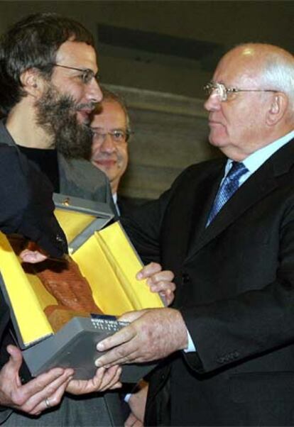 Yusuf Islam recibe de Mijaíl Gorbachov el premio Hombre por la Paz 2004.