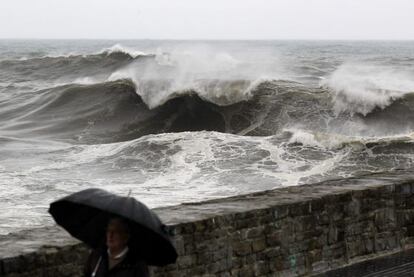 Un hombre pasea junto a la playa de la Zurriola este jueves en San Sebastián.