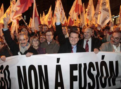 Abel Caballero, en el centro, rodeado de concejales socialistas, saluda a los manifestantes.