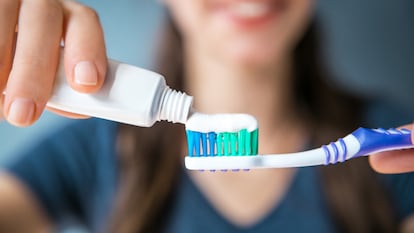 Elaboradas con ingredientes que ayudan a prevenir las caries y generan un efecto de blanqueamiento.GETTY IMAGES.