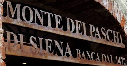 Entrada del banco Monte dei Paschi di Siena en San Gusme, cerca de Siena.