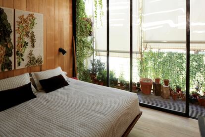 El dormitorio tiene vistas sobre el jardín. La cama es de Net, y la decoración textil, de Griselda Sposari. 