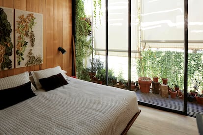 El dormitorio tiene vistas sobre el jardín. La cama es de Net, y la decoración textil, de Griselda Sposari. 