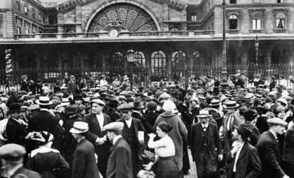 Movilizaci&oacute;n en la estaci&oacute;n de Par&iacute;s Este, cinco d&iacute;as despu&eacute;s del estallido de la I Guerra Mundial.