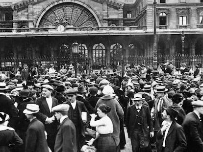 Movilizaci&oacute;n en la estaci&oacute;n de Par&iacute;s Este, cinco d&iacute;as despu&eacute;s del estallido de la I Guerra Mundial.