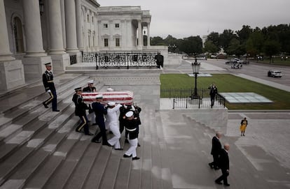 Miembros de la Guardia de Honor trasladan el ataúd del senador John McCain por las escalinatas del Capitolio.