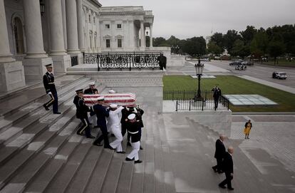 Miembros de la Guardia de Honor trasladan el ataúd del senador John McCain por las escalinatas del Capitolio.