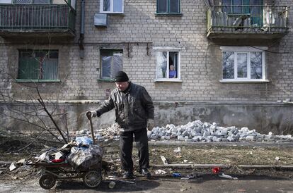 Un hombre trabaja para reparar los desperfectos en un edificio tras los combates en la localidad de Ilovaysk, en el rea de Donetsk (Ucrania).