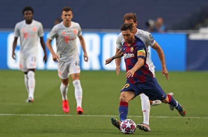 Messi conduce el balón durante el choque ante el Bayern.