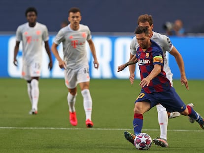 Messi conduce el balón durante el choque ante el Bayern.