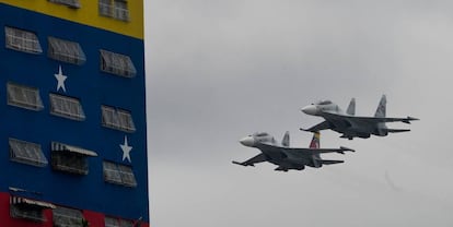 Cazas de fabricación rusa Su-30, durante una exhibición del Ejército de Venezuela, en Caracas en 2016.