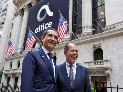 Patrick Drahi (izquierda), y el cofundador de Altice Armando Pereira, ante la Bolsa de Nueva York, en 2017, antes de la OPV de la compañía.