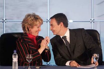 Esperanza Aguirre y José Luis Rodriguez Zapatero durante el acto oficial del inicio del derribo de los cuarteles de Campamento, en Madrid.