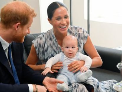 Duques de Sussex publicam em Instagram um vídeo em que Archie aparece no colo da mãe