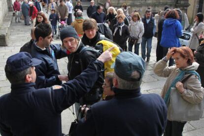 Unos guardias indicaban ayer a los peregrinos dónde tenían que dejar sus mochilas.