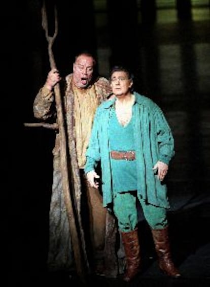 Plácido Domingo (a la derecha), con Matti Salminen, durante el ensayo general de <i>Parsifal</i> en el Teatro Real.