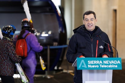 El presidente de la Junta, Juan Manuel Moreno, durante su intervención en la visita al telecabina Al-Ándalus en la estación de esquí de Sierra Nevada (Granada), este jueves.