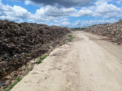 El vertedero de la calle 100, en el municipio Marianao, es el basurero más grande de Cuba
(Imagen: Meilin Puertas y Walter Frieiro)