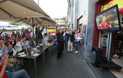 Mariano Rajoy viendo el partido de fútbol entre España y Turquía en un bar de de Alicante.