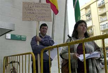 Antonio Góngora y Margarita Cangiano protestan ante la delegación de Asuntos Sociales en Cádiz.