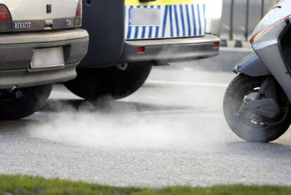 Humos contaminantes que despiden los tubos de escape de los vehículos.