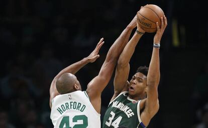 Antetokounmpo supera a Al Horford.