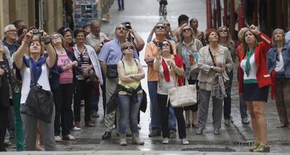 Un grupo de turistas visita San Sebastián.