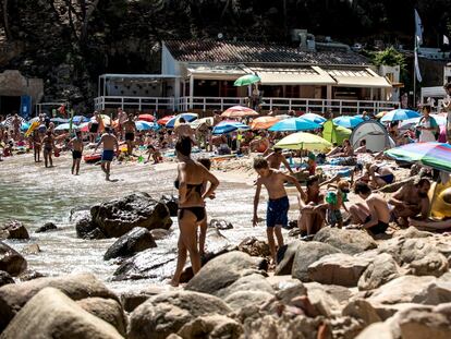 Turistas en la playa de Aiguablava en Begur en verano del año pasado.