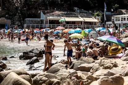 Turistas en la playa de Aiguablava en Begur en verano del año pasado.