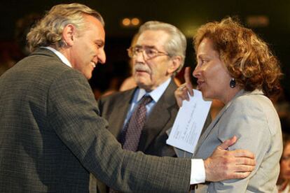 De izquierda a derecha, Álex Grijelmo, presidente de la agencia Efe; Jesús de la Serna, periodista y consejero de PRISA, e Isabel Polanco, consejera delegada del Grupo Santillana.