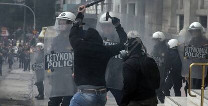 Distúrbios entre manifestantes e policiais nesta quarta-feira em Atenas.