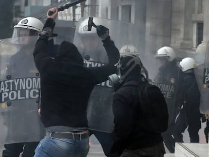 Distúrbios entre manifestantes e policiais nesta quarta-feira em Atenas.