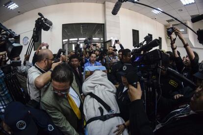 Ríos Montt llega tapado en camilla al juicio este lunes.