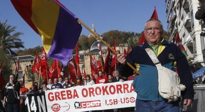 Un momento de la manifestación celebrada en San Sebastián durante la jornada de huelga general.