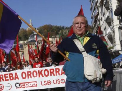 Un momento de la manifestación celebrada en San Sebastián durante la jornada de huelga general.