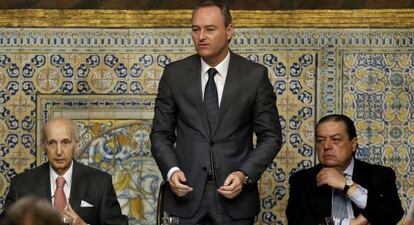 El presidente del Consell, Alberto Fabra, durante el anuncio de los nuevos premios Jaime I, junto a Santiago Grisol&iacute;a y Vicente Boluda.