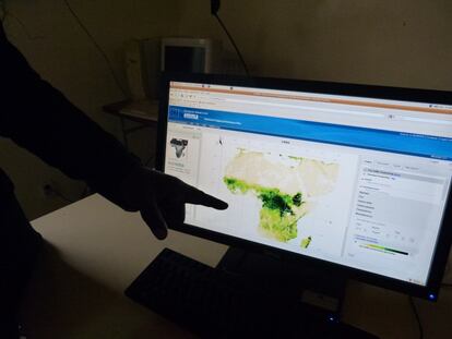 Un técnico muesta un programa europeo de estudios meteorológicos en el centro regional Agrhymet de lucha contra la sequía en el Sahel.