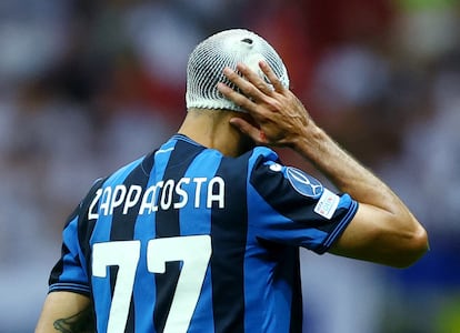 Davide Zappacosta del Atalanta con un vendaje en la cabeza tras sufrir un golpe ante un contrario.