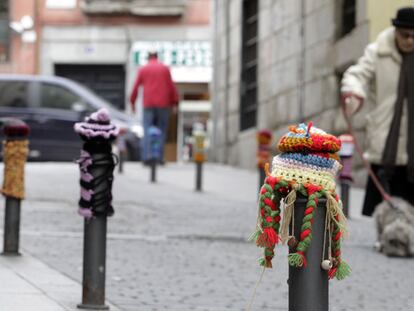 Bolardos en el barrio de Lavapiés decorados con fundas de ganchillo.